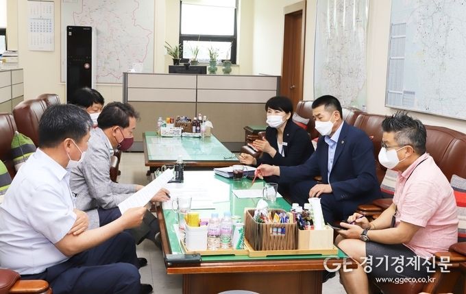  경기도의회 교통건설위원회 접견실에서 엄교섭 의원과 송은실 경기도산업정책과장 등이 참여한 가운데 한상여 위원장이 강제수용 주민들 요구조건을 설명하고 있다.