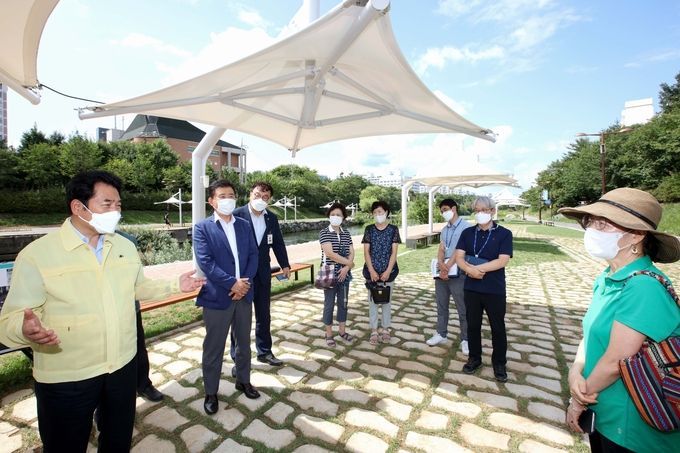 죽전동 시 경계지역을 찾아 백군기 시장이 현장을 살펴보고 있다.