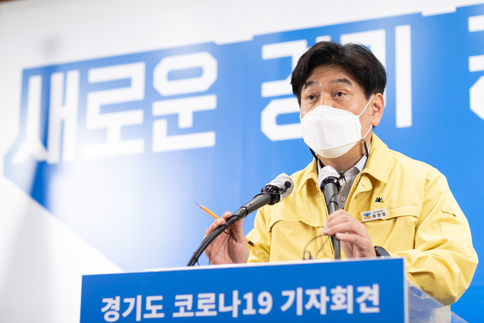 26일 오후 경기도청 구관 2층 브리핑룸에서 류영철 보건건강국장이 온라인 브리핑 방식으로 경기도 코로나19 정례 기자회견을 하고 있다.