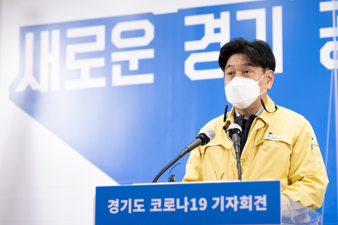 30일 오후 경기도청 브리핑룸에서 류영철 보건건강국장이 코로나19 정례 브리핑을 하고 있다.