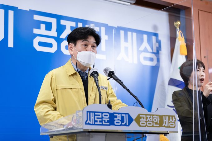 7일 오후 경기도청 브리핑룸에서 류영철 보건건강국장이 코로나19 정례 브리핑을 하고 있다.