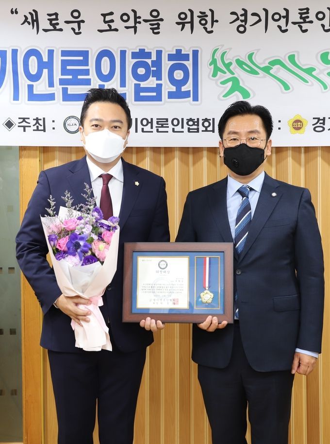 화성시의회 구혁모 의원,이 10일 제3회 (사)경기언론인협회 ‘기초의원부문’ 의정대상을 수상하고 있다.