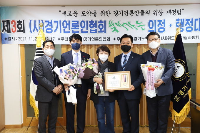 10일 수원시의회 송은자 의원이 제3회 (사)경기언론인협회 ‘기초의원부문’ 의정대상을 수상하고 기념촬영을 하고 있다.