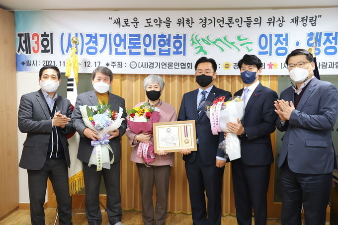 10일 수원시의회 윤경선 의원이 제3회 (사)경기언론인협회 ‘기초의원부문’ 의정대상을 수상하고 기념촬영을 하고 있다.