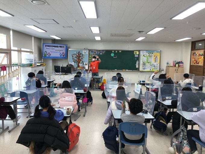 경기해양안전체험관 ‘선박비상상황 체험실에’서 VR기기를 활용한 안전교육이 진행되고 있다.
