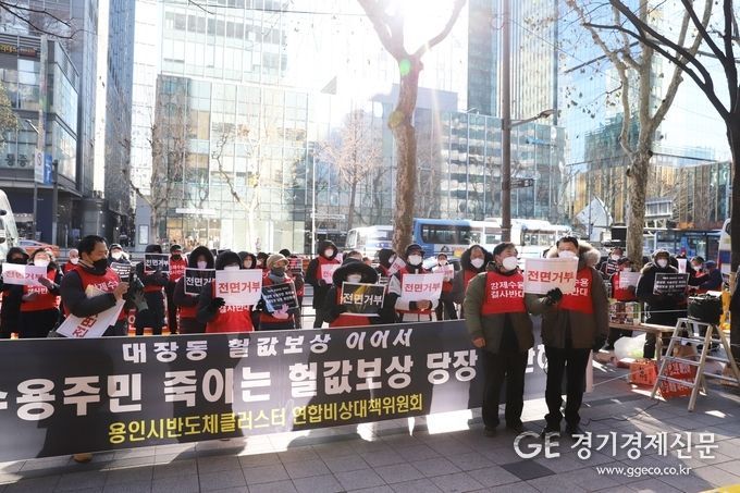용인반도체클러스터연합비상대책위원회 한상의 위원장이 "생존 대책 및 정당보상 촉구 성명서"를 발표하고 있다.