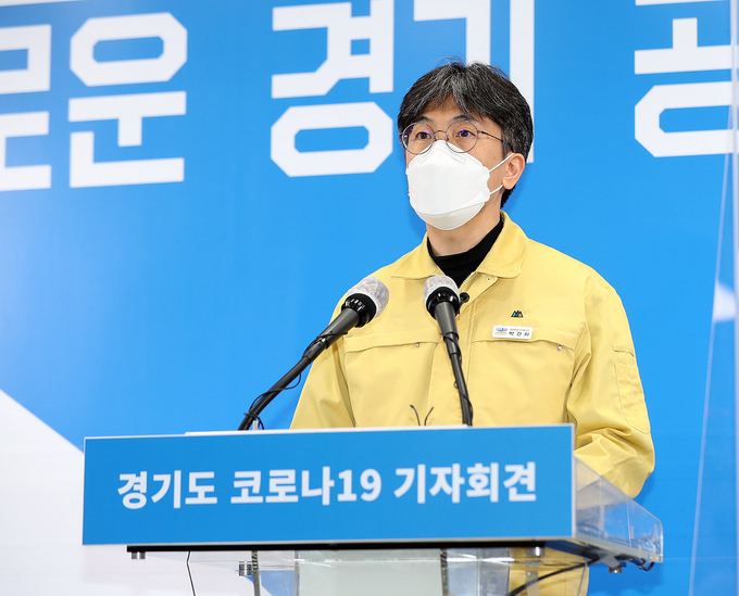25일 오후 경기도청 구관 2층 브리핑룸에서 박건희 경기도 감염병관리지원단장이 온라인 브리핑 방식으로 경기도 코로나19 정례 기자회견을 하고 있다.