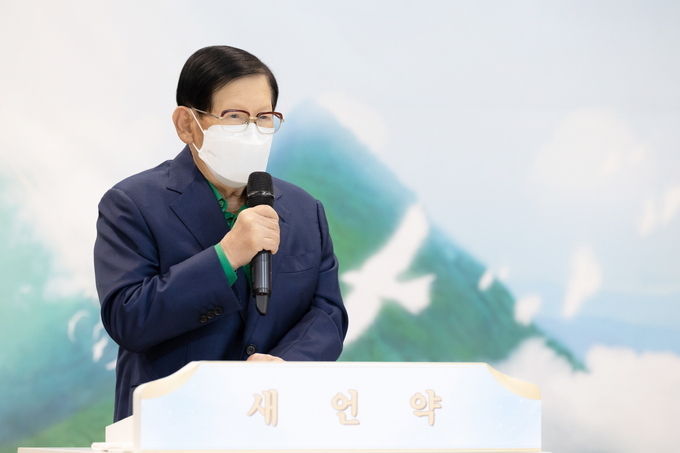 <strong>신천지예수교 이만희 총회장이 9일 유튜브를 통해 '마지막 때 전쟁과 평화'라는 주제로 해외 릴레이 세미나 강의를 진행하고 있다.</strong>