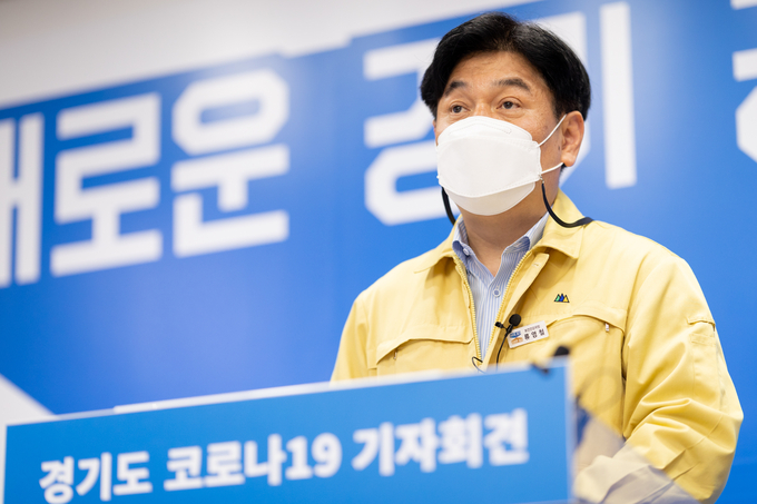 <strong>26일 오후 경기도청 브리핑룸에서 류영철 보건건강국장이 비대면 온라인 중계 방식으로 경기도 코로나19 대응 관련 정례 기자회견을 하고 있다.</strong>