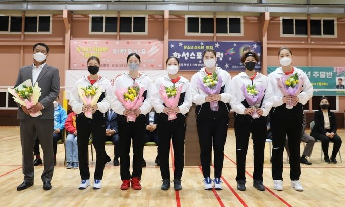 지난 4월 10일 화성시 배드민턴 선수단 서포터즈 햇살드리 발대식에서 선수들이 꽃다발을 받고 기념 촬영을 하고 있다.