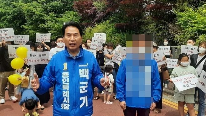 <strong>백군기 더불어민주당 용인시장 후보가 14일 이영미술관 부지 개발 관련 용인시장 후보 주민간담회에 참석해 주민과 대화하고 있다. </strong>