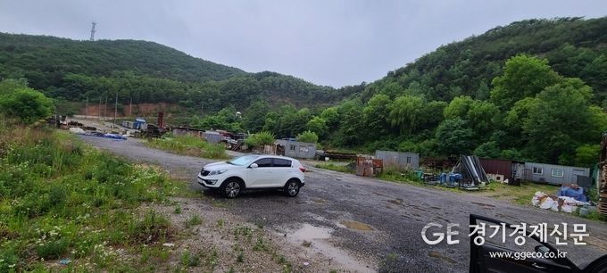 임야(농림지역)에 폐아스콘으로 깔려있다.