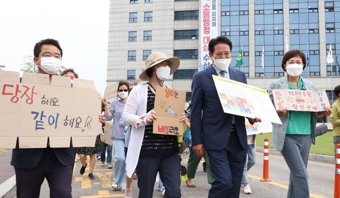 <strong>기후위기 비상행동 출범에 동참하고 있는 최대호 안양시장</strong>