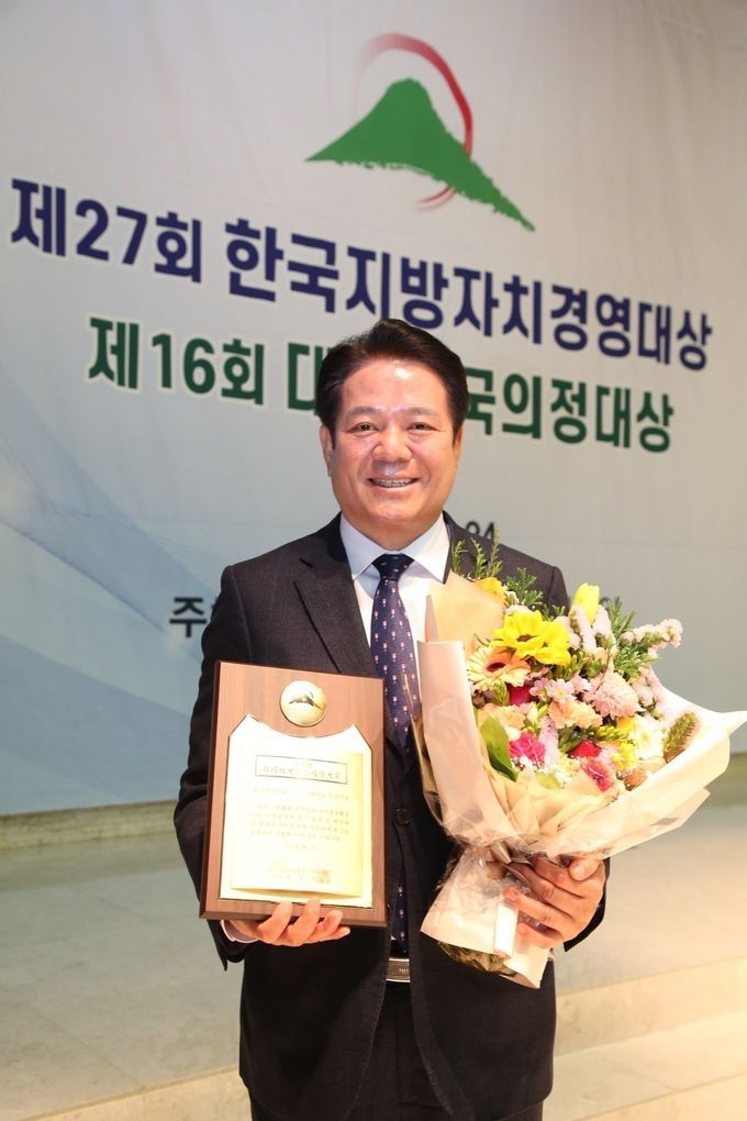<strong>지난 3월 24일 최대호 시장이 지방자치경영 최고 경영자상을 수상했다.</strong>