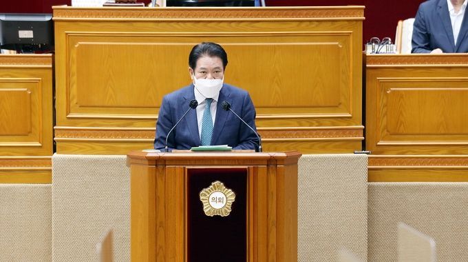 <strong>20일 최대호 시장이 의회에서 시정연설을 하고 있다.</strong>