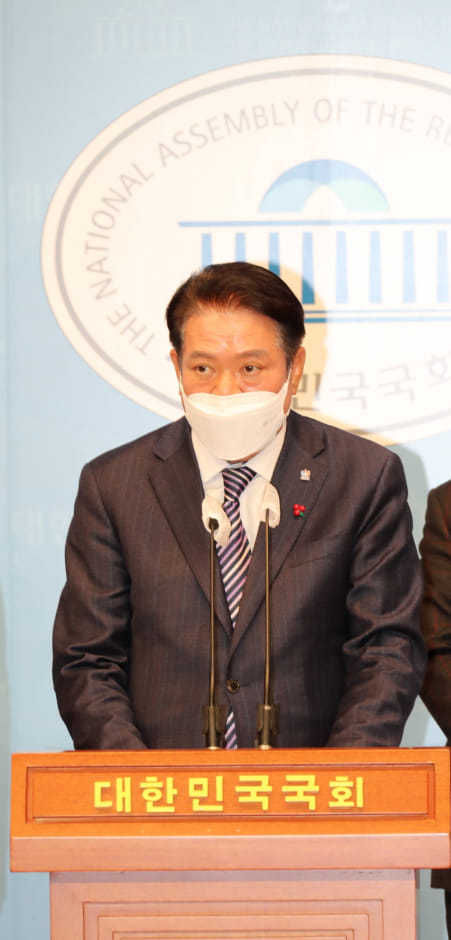 <strong>최대호 안양시장이 지난 2021년 12월 노후1기 신도시 활성화 특별법제정 합동 기자회견을 하고 있다</strong>