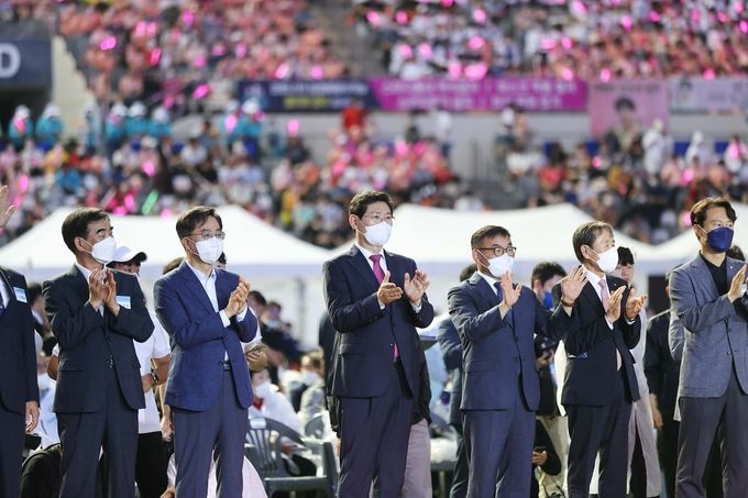 <strong>25일 경기도체육대회에 김동연 경기도지사, 염동현 경기도의회 의장 등 내빈이 참석해 축하해 주고 있다.</strong>