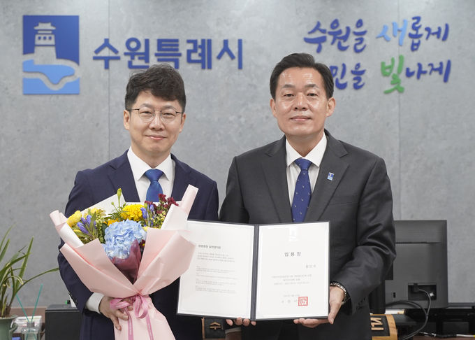 <strong>임용장 수여 후 이재준 수원시장(오른쪽)과 황인국 제2부시장이 함께하고 있다.</strong>