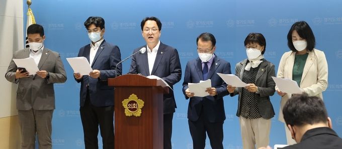<strong>경기도의회 더불어민주당 기획재정위원회 의원 기자회견 모습</strong>