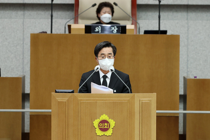 <strong>3일 경기도의회 본회의장에서 열린 제365회 정례회 제3차 본회의에서 김동연 경기도지사가 2023년 예산안 시정연설을 하고 있다.</strong>
