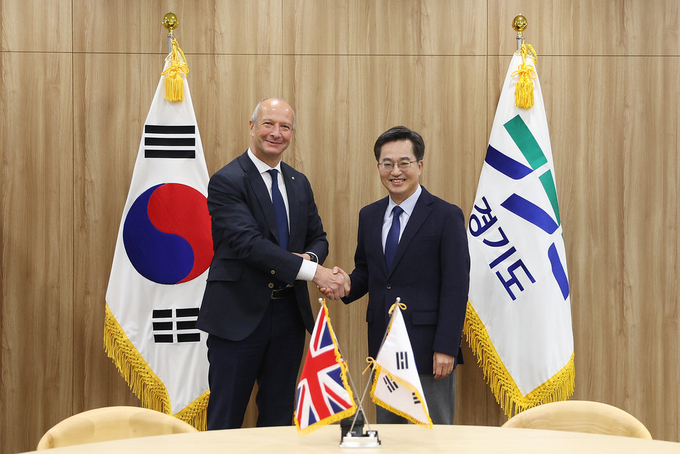 <strong>15일 오전 경기도청 도지사 집무실에서 김동연 경기도지사가 카를로스 몬레알 영국 플라스틱에너지 본사 CEO를 접견하고 기념촬영을 하고 있다.</strong>