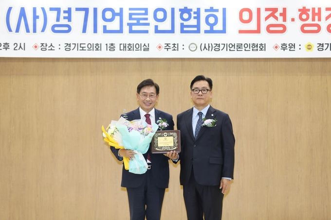 <strong>전진선 양평군수가 22일 제4회 (사)경기언론인협회 의정·행정대상시상식에서 박종명 회장으로부터 적극행정부문 대상을 수상하고 있다.</strong>