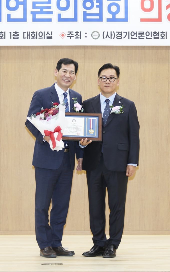 <strong>경기도의회 이영봉 문화체육관광위원장이 (사)경기언론인협회 의정대상을 수상하고 있다.</strong>