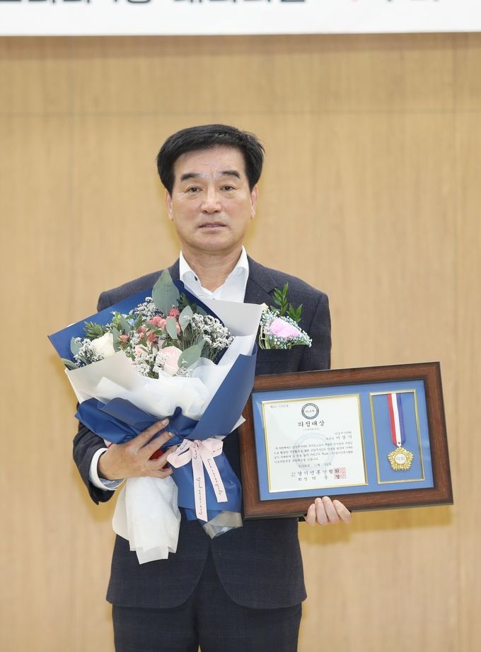 <strong>남양주시의회 이상기 부의장이 22일 '제4회 (사)경기언론인협회 의정‧행정 대상' 시상식에서 '기초의원부문 의정대상'을 수상하고 있다.&nbsp;</strong>