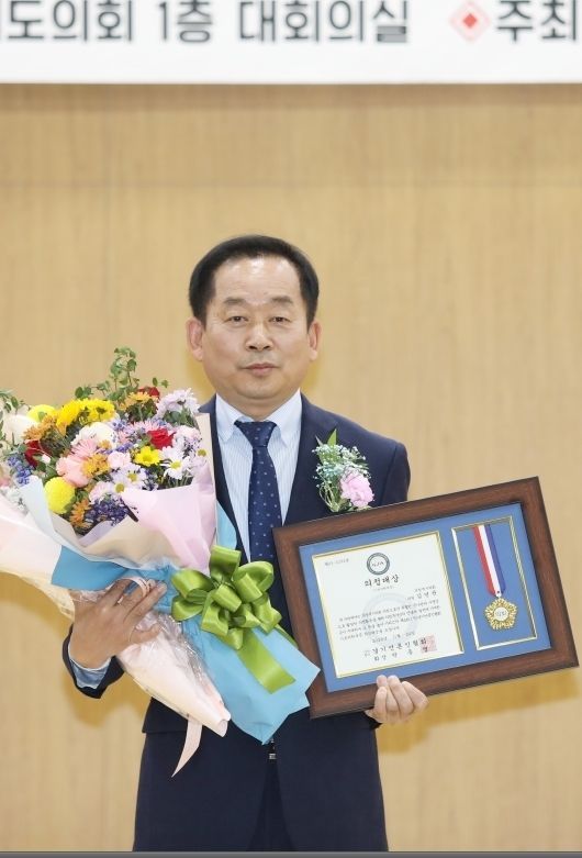 의정부시의회 김연균 의원)이 22일&nbsp;'제4회 (사)경기언론인협회 의정‧행정 대상' 시상식에서 '기초의원부문 의정대상'을 수상하고 있다.