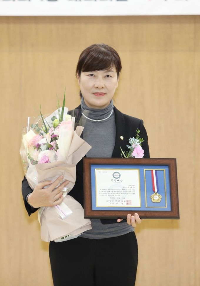 <strong>의왕시의회 박혜숙 부의장이 22일 '제4회 (사)경기언론인협회 의정‧행정 대상' 시상식에서 '기초의원부문 의정대상'을 수상하고 있다.</strong>