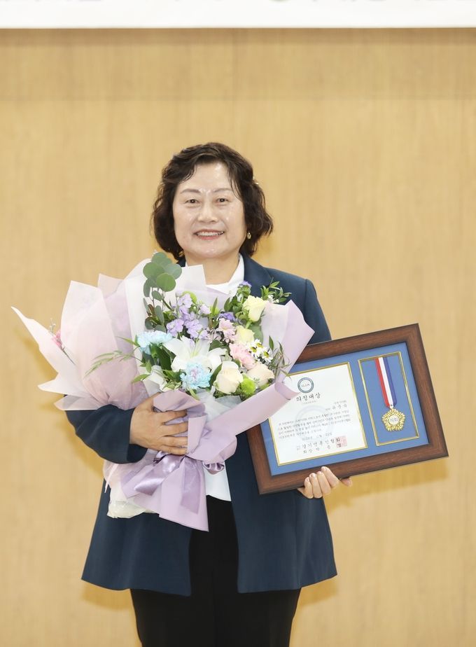 <strong>수원시의회 유준숙 의원이 22일 &nbsp;'제4회 (사)경기언론인협회 의정‧행정 대상' 시상식에서 '기초의원부문 의정대상'을 수상하고 있다.</strong>