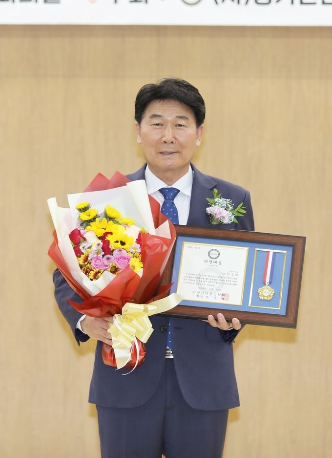 <strong>성남시의회 강상태 의원이 22일 '제4회 (사)경기언론인협회 의정‧행정 대상' 시상식에서 '기초의원부문 의정대상'을 수상하고 있다.</strong>