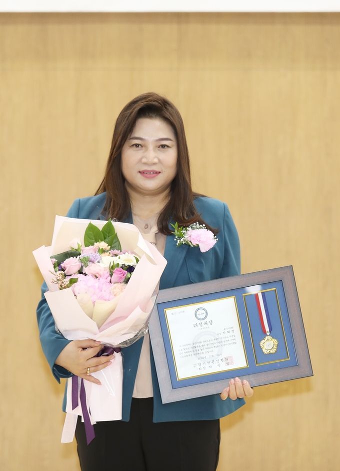 <strong>용인시의회 박희정 의원이 22일 '제4회 (사)경기언론인협회 의정‧행정 대상' 시상식에서 '기초의원부문 의정대상'을 수상하고 있다.</strong>