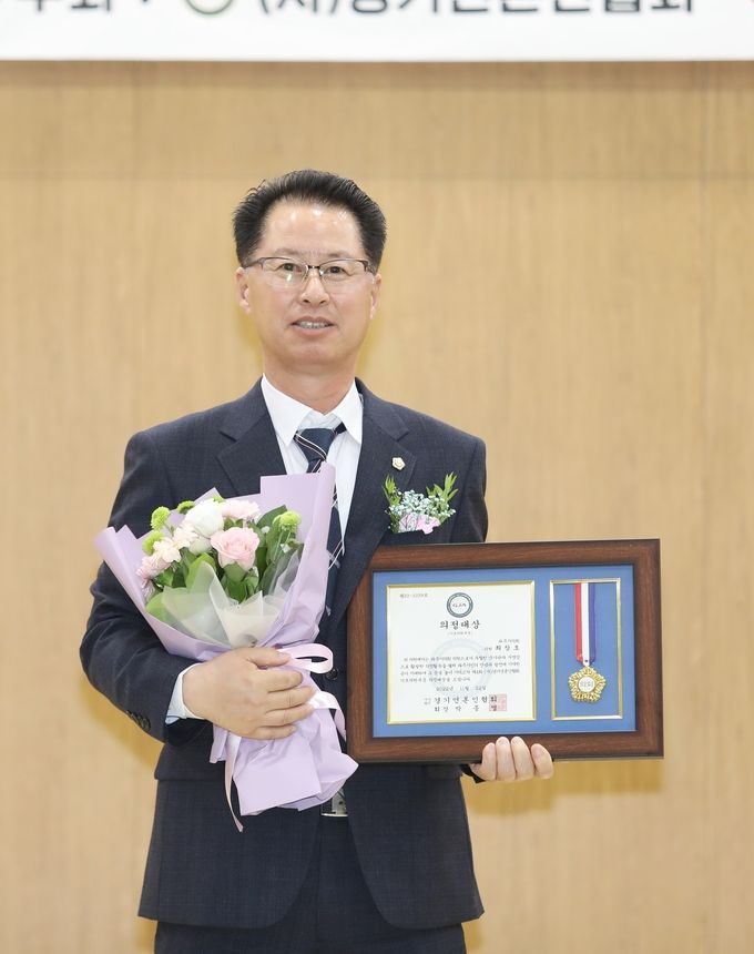 <strong>파주시의회 최창호 의원이 22일 '제4회 (사)경기언론인협회 의정‧행정 대상' 시상식에서 '기초의원부문 의정대상'을 수상하고 있다.</strong>