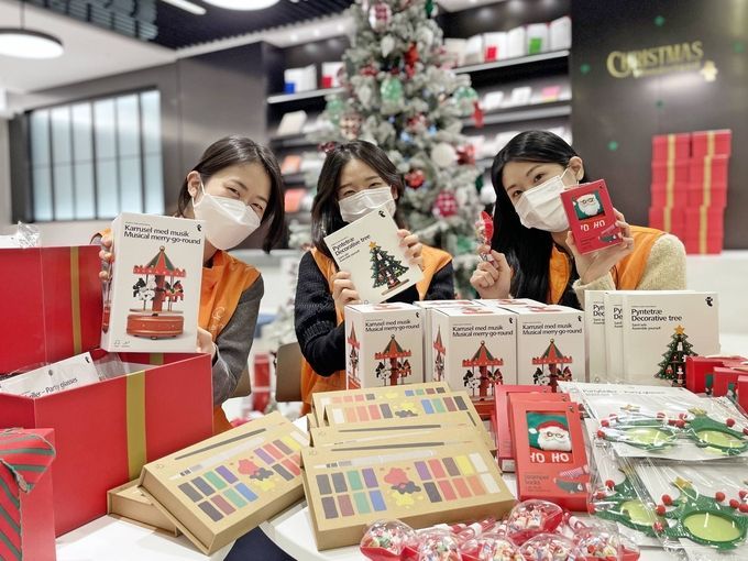 <strong>갤러리아백화점 임직원들이 환아에게 줄 크리스마스 선물을 포장하는 모습</strong>