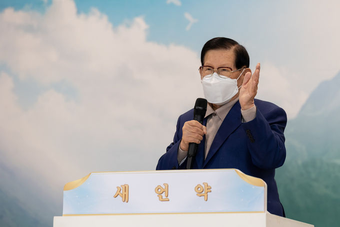 <strong>신천지예수교_이만희_총회장이_1월_1일_새해송구영신_예배에서_설교를_하고_있다</strong>