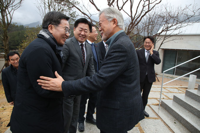 <strong>김동연 경기도지사가 지난 14일 오후 경남 양산시 평산마을에 있는 문재인 전 대통령 사저를 찾아 문재인 전 대통령과 인사를 하고 있다.</strong>