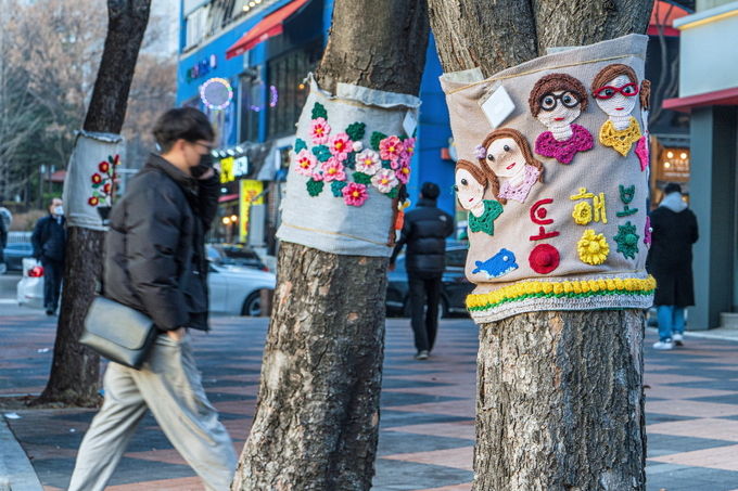 <strong>망포역 인근에 뜨개옷을 입고 있는 가로수들.</strong>