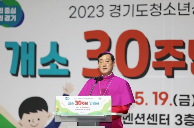<strong>(재)대건청소년회 문희종 이사장이 기념사를 하고 있다.</strong>