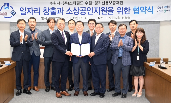 <strong>이재준 시장(앞줄 가운데) 등 참석자들이 기념촬영을 하고 있다.</strong>