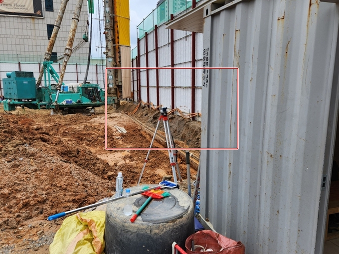 24일 오전 경기농협 신축 공사장 안족에서 바라본 펜스 밑 부분, 당장이라도 무너지기 일보 직전의 모습을 보이고 있다.