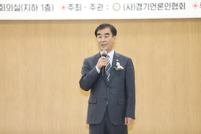 <strong>경기도의회 염종현 의장이 , '제5회 (사)경기언론인협회 의정대상' 시상식 을 축하하는 축사를 하고 있다.</strong>