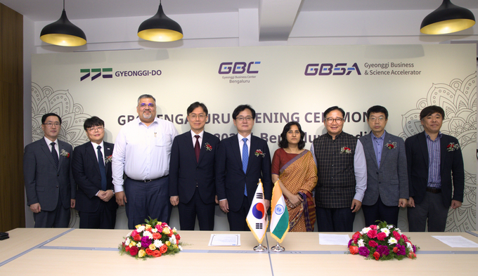 <strong>1일 인도 벵갈루루 GBC 개소식에 참가한 강성천 경과원장(좌측에서 다섯번째)을 비롯한 관계자들이 기념촬영을 하고 있다.</strong>