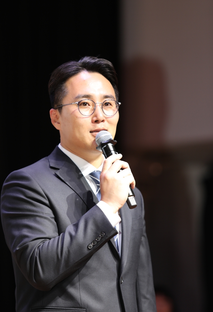 <strong>예능발표를 후원하는</strong> <strong>에이치알그룹(주) 신호룡 대표가 인사말을 하고 있다.</strong>