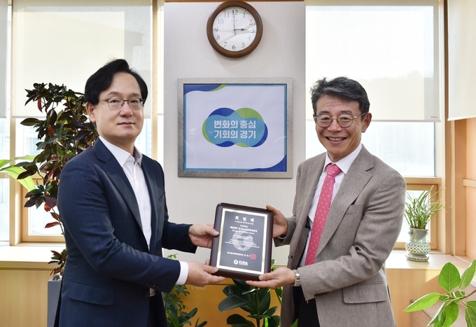 <strong>경기도경제과학진흥원에서 강성천 경과원장(왼쪽)과 VC협회 이준희 상근부회장이 '한국벤처캐피탈협회 회원패' 전달식을 갖고 기념촬영을 하고 있다.</strong>