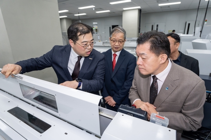 <strong> 이재준 수원특례시장이 기업 시설을 둘러보고 있다.</strong>