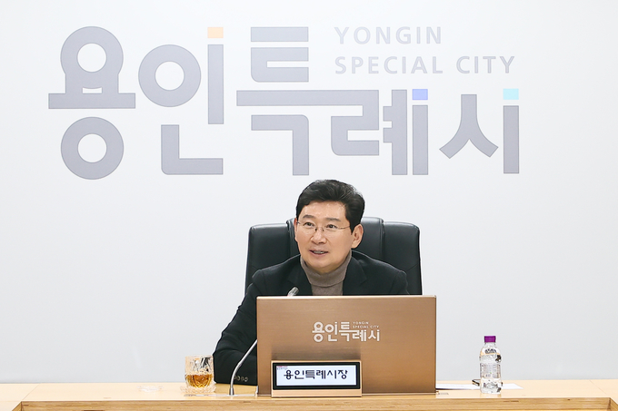 <strong>이상일 용인특례시장이 7일 시청사에서 열린 2040 용인도시기본계획 수립 용역 착수보고회에서 인사말을 하고 있다.</strong>