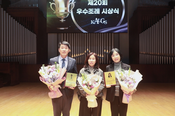 <strong>한국지방 자치학회 우수조례 수상자와 김경희 의장(왼쪽부터 배정수의원, 김경희 의장, 조오순 위원장)</strong>