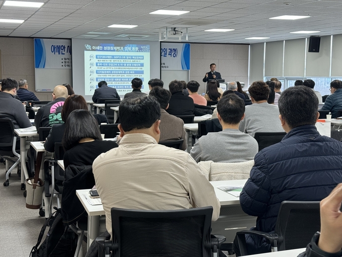 <strong>경기FTA센터-안산상공회의소에서 개최한 아세안 지역 마케팅 전문 교육에 경기도 중소기업 임직원들이 참석하여 수강하고 있다.</strong>