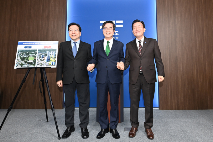 <strong>이재준 시장(오른쪽부터), 김동연 경기도지사, 김세용 경기주택도시공사 사장이 함께하고 있다.</strong>